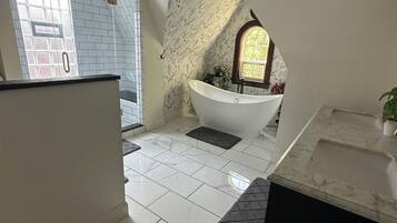 Haartrockner, Handtücher, Toilettenpapier