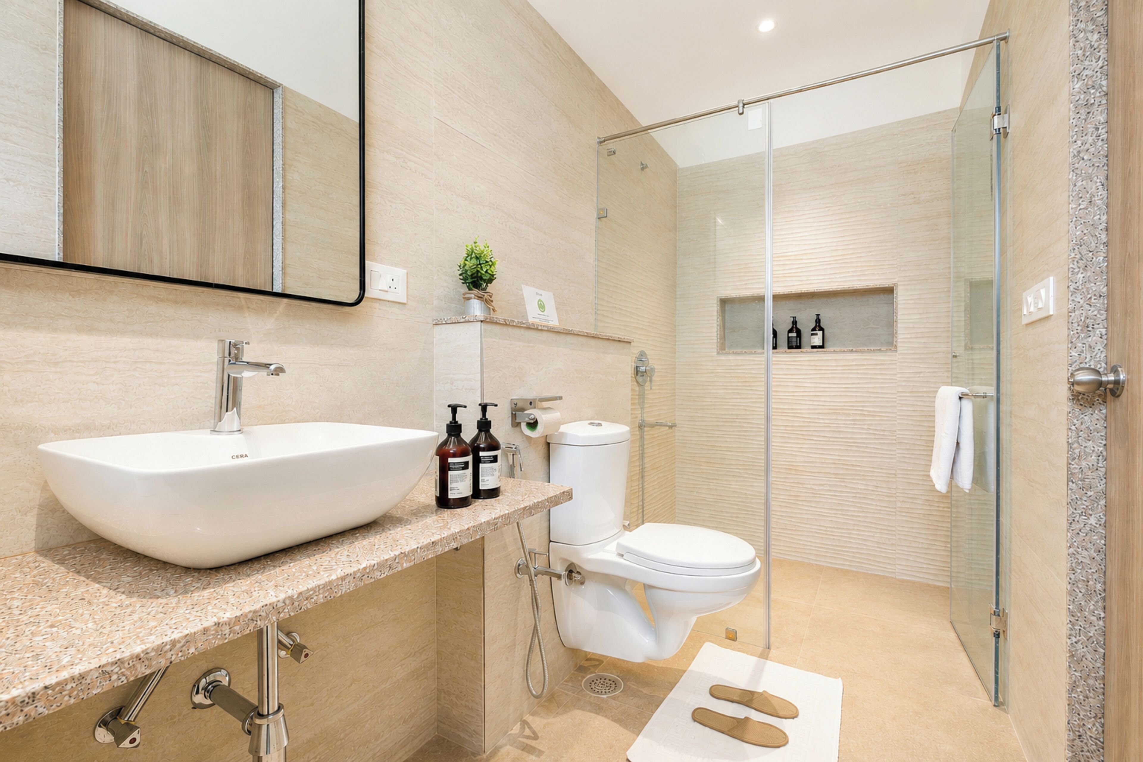 Une salle de bain moderne avec un grand lavabo, des toilettes et une douche.