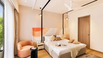 Een moderne slaapkamer met een bed, een stoel, een nachtkastje en een grote spiegel.