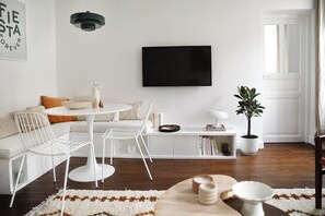 Living area - Vrbo Property (Rueil-Malmaison)