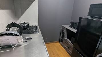 Réfrigérateur, micro-ondes, plaque de cuisson