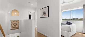 "City Home — King Bed, Horse Views, Beach Walk"