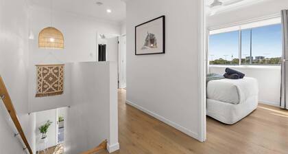 "City Home — King Bed, Horse Views, Beach Walk"
