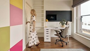 A modern office space with a desk, chair, and a large window. - 154 sqm | Chmielna 63 Penthouse | 3 Bedrooms | AC (Gdańsk)