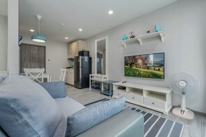 Smart TV - Cozy Studio Apartment E414 (Thalang/Sakhu)