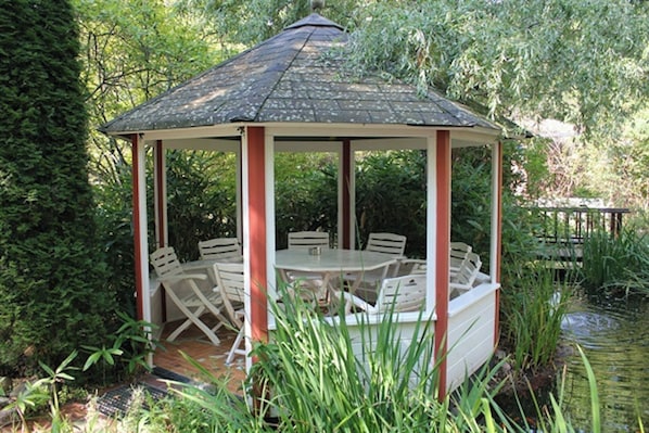 Outdoor dining - TOP Embrace Hotel Grenzfal (Berlin)