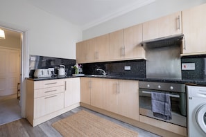 Private kitchen - Lovely Georgian 2-bed apartment in Historic Bath (Bath)