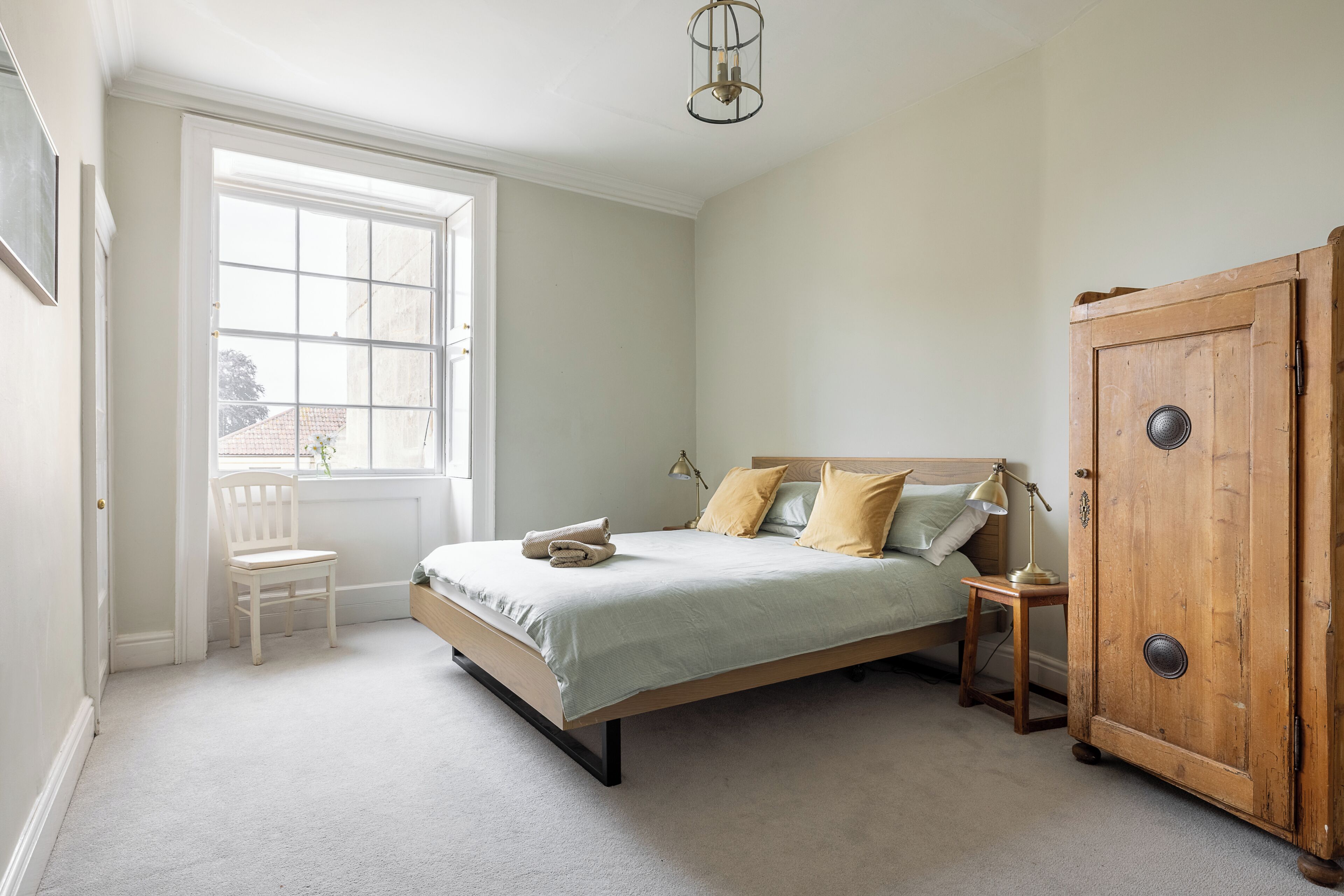 Iron/ironing board, WiFi, bed sheets
