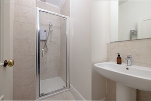 Douche, sèche-cheveux, serviettes fournies, savon