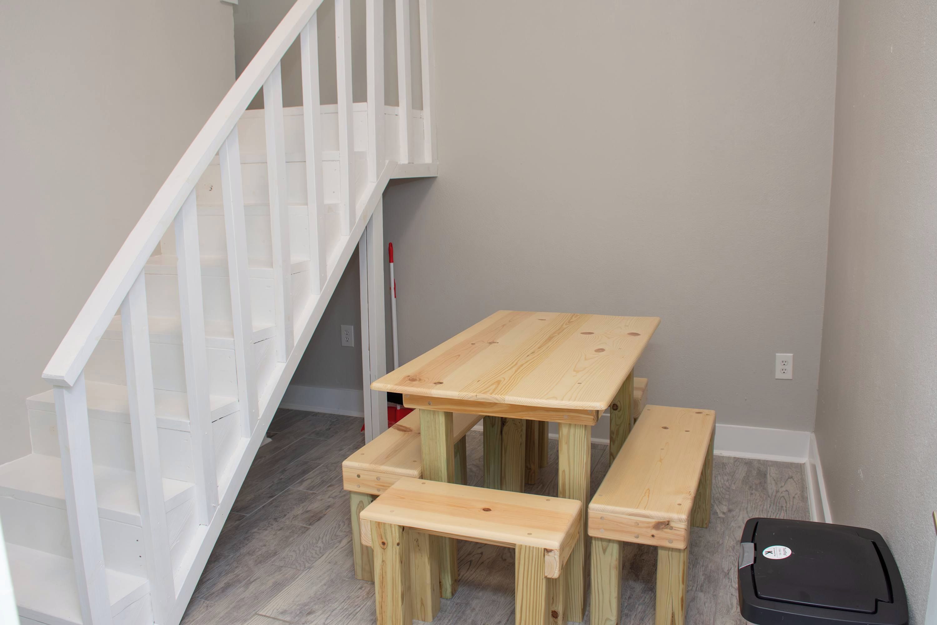 Eine Treppe mit weißen Geländern, die zu einer Zwischenebene führt.