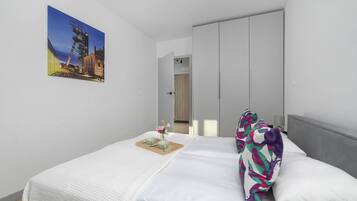 Iron/ironing board, travel crib, WiFi, bed sheets