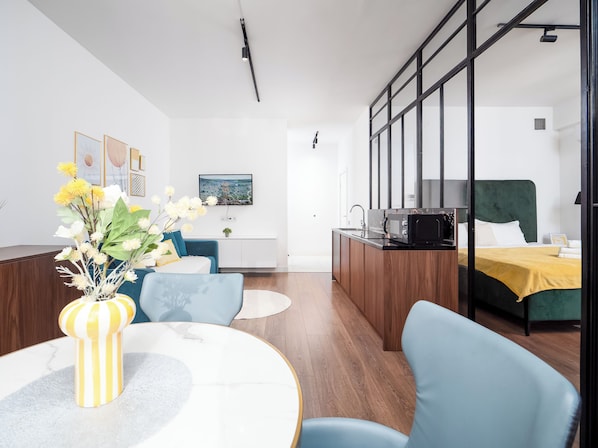 Apartamento conforto | Frigobar, espaço de trabalho para notebook
