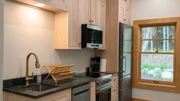 Coffee/tea maker, fridge, microwave, oven
