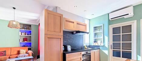 Coffee/tea maker, fridge, microwave, oven