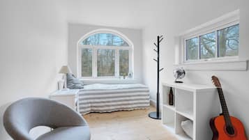 Iron/ironing board, bed sheets
