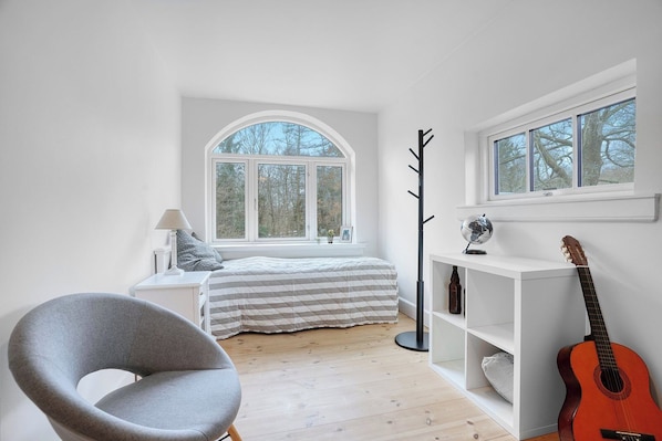 Iron/ironing board, bed sheets