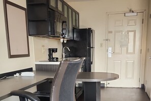 Private kitchen - Coratel Suites Extend Stay MSP Airport-Queen Studio Suites Kitchenette NS (Richfield)