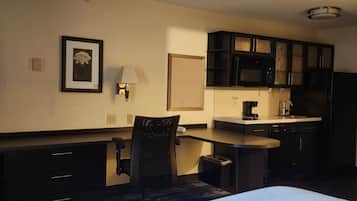1 bedroom, desk, WiFi (free)