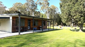 Exterior - The Little Farmhouse - Pet Friendly with Magnificent Views (Porepunkah)