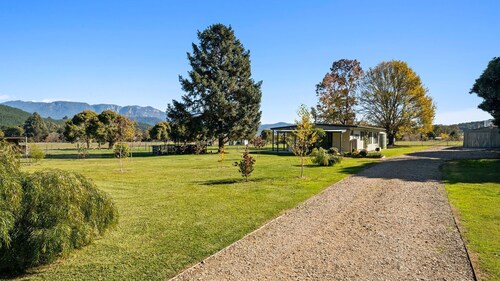 The Little Farmhouse - Pet Friendly with Magnificent Views
