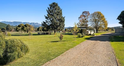 The Little Farmhouse - Pet Friendly with Magnificent Views