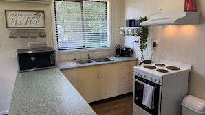 Coffee/tea maker, fridge, microwave, oven - The Little Farmhouse - Pet Friendly with Magnificent Views (Porepunkah)
