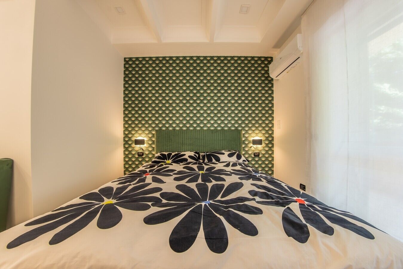 Desk, WiFi, bed sheets