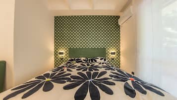 Desk, WiFi, bed sheets