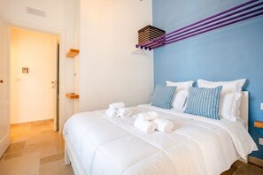 Travel crib