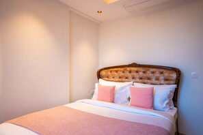 Ein Schlafzimmer mit Bett, Kissen und Kopfteil.