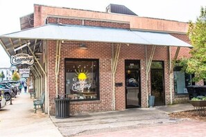 Un edificio de ladrillo con una fachada que dice 'Oxford Creamery'.