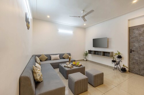 Comfy 2bhk at Lakecity Apartments by Viraalay