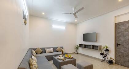 Comfy 2bhk at Lakecity Apartments by Viraalay