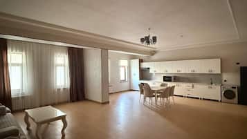 Standard Room, 2 Single Beds, Non Smoking | Shared kitchen