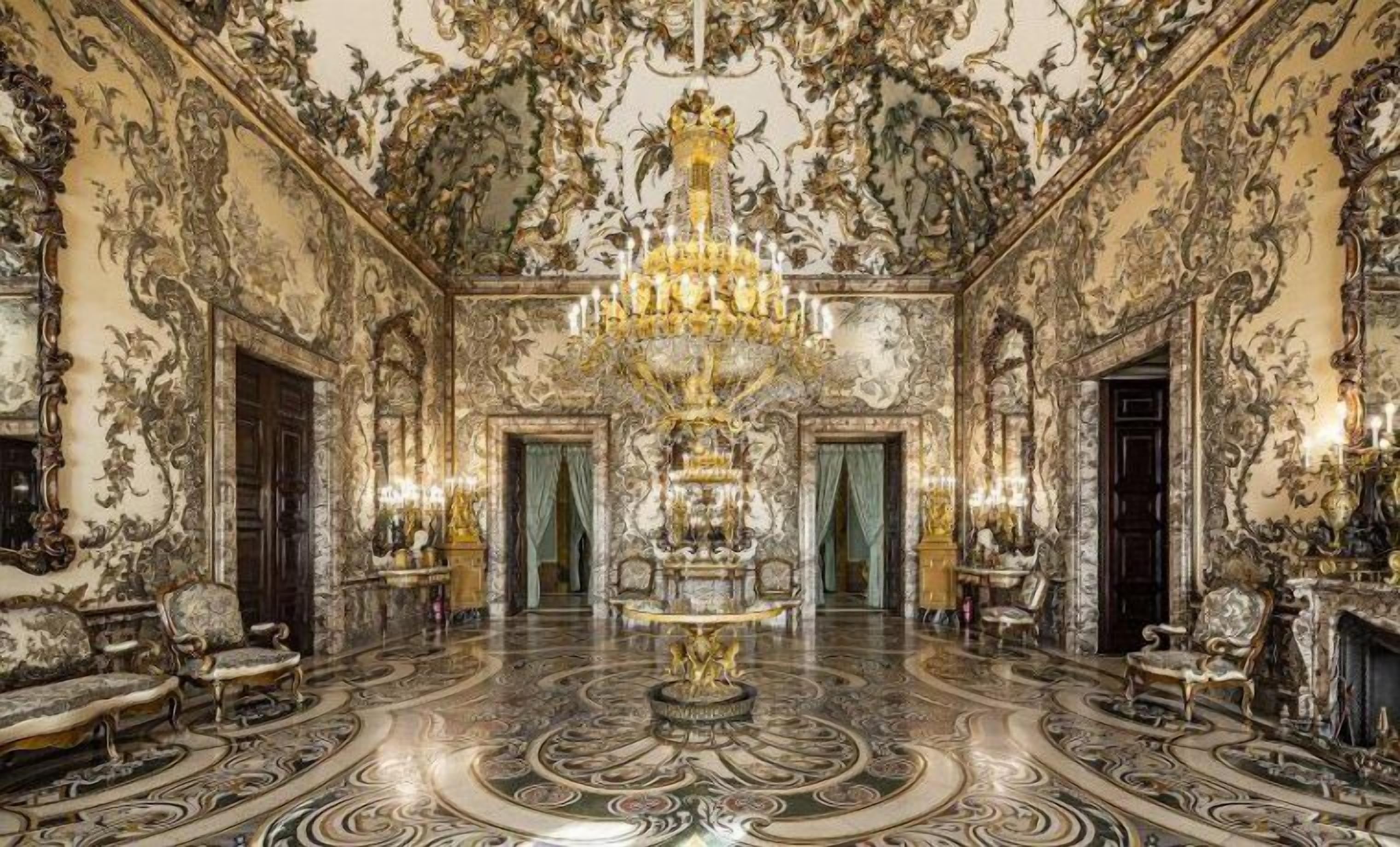 Een statige kamer met rijke decoraties, een grote kroonluchter en een centraal gelegen open haard.