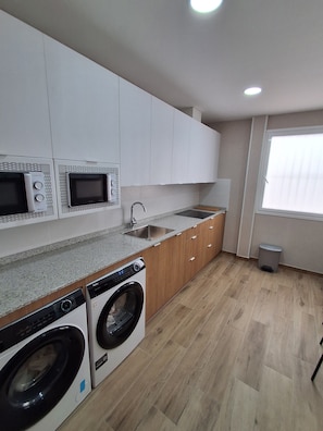Deluxe Single Room | Living area | 43-inch Smart TV with cable channels - House Amara y Pablo (Madrid)