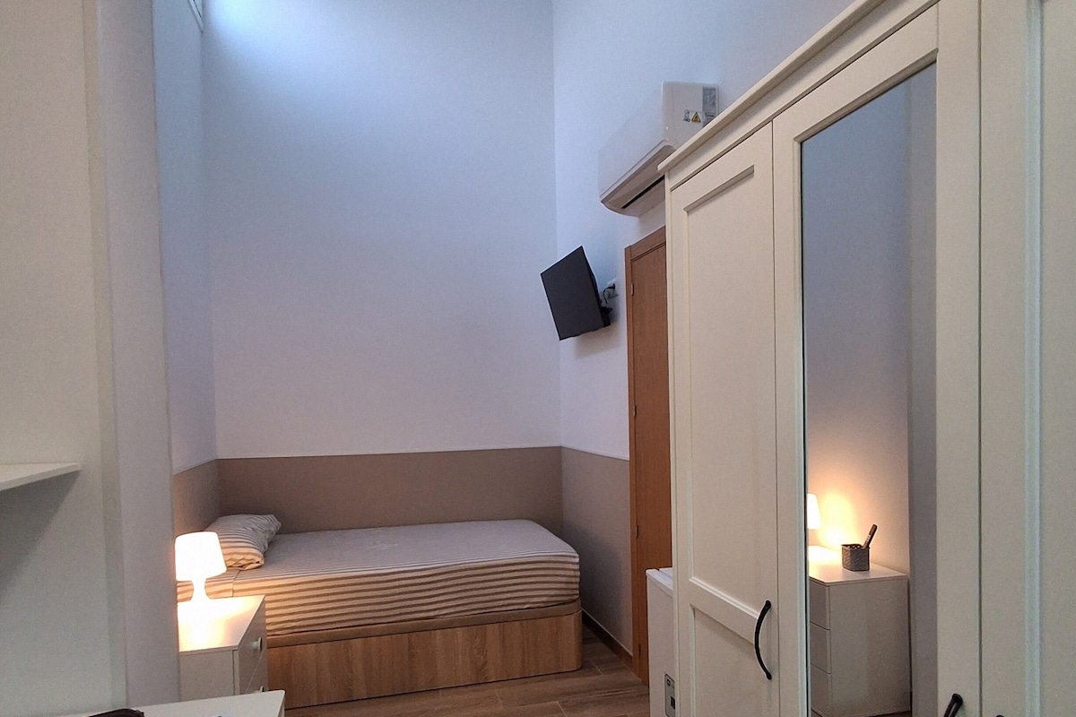 Deluxe Single Room | WiFi (free)