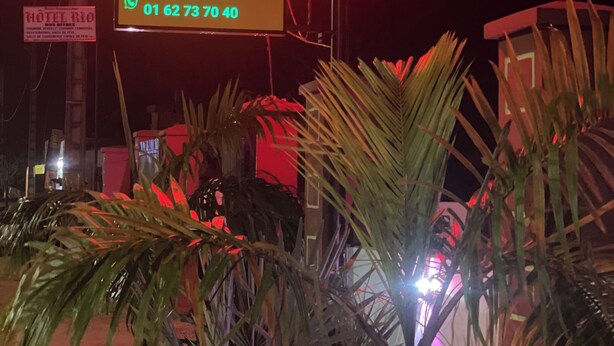 Señal de hotel que indica servicios como salón de conferencias, comedor y bar.