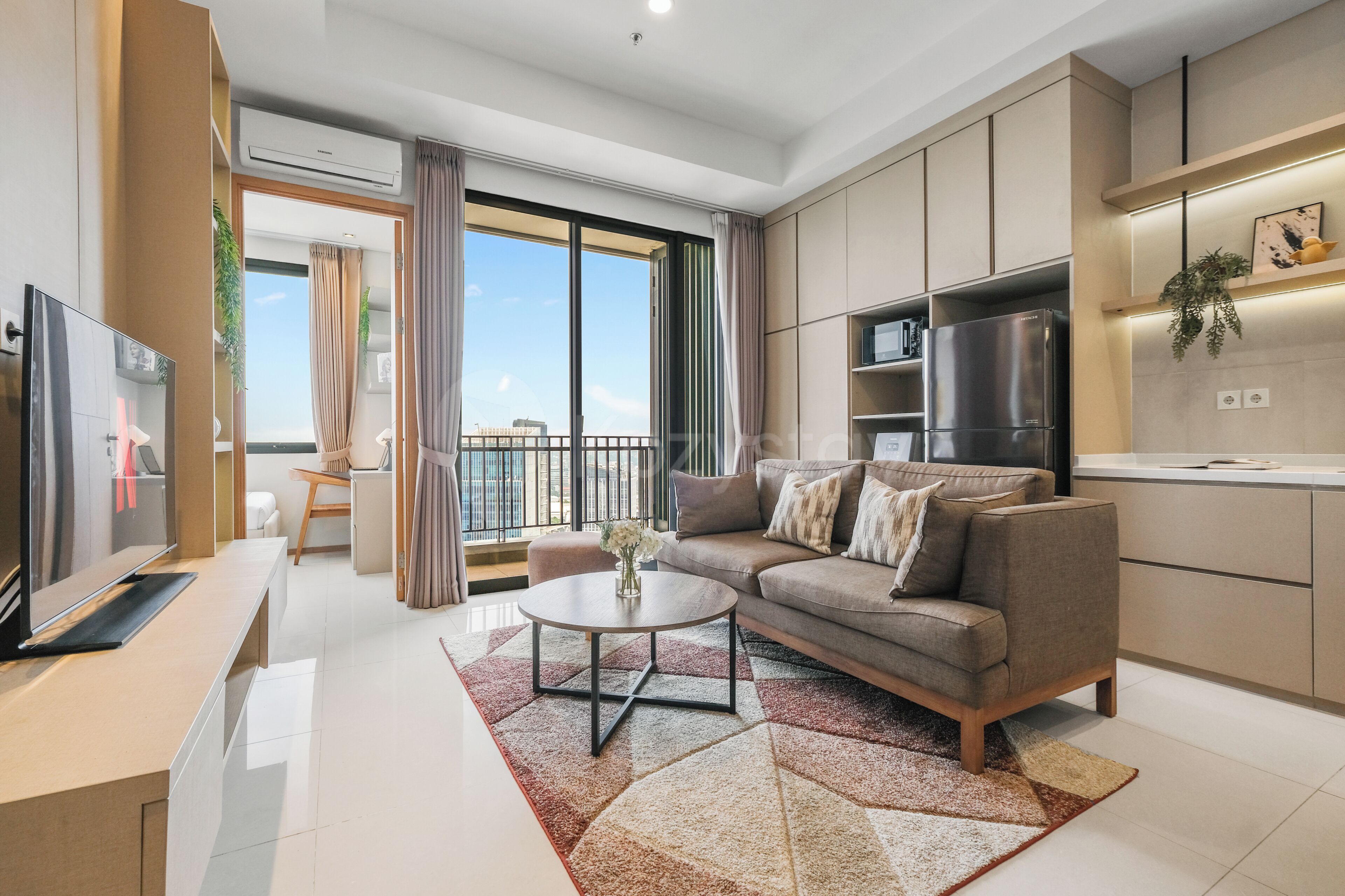 Een modern appartement met een woonkamer, keuken en balkon.