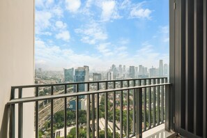 A balcony with a view of a cityscape, including buildings and roads. - Brayen by Kozystay - Tebet (South Jakarta)