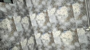 Un baño con ducha, lavabo y espejo.