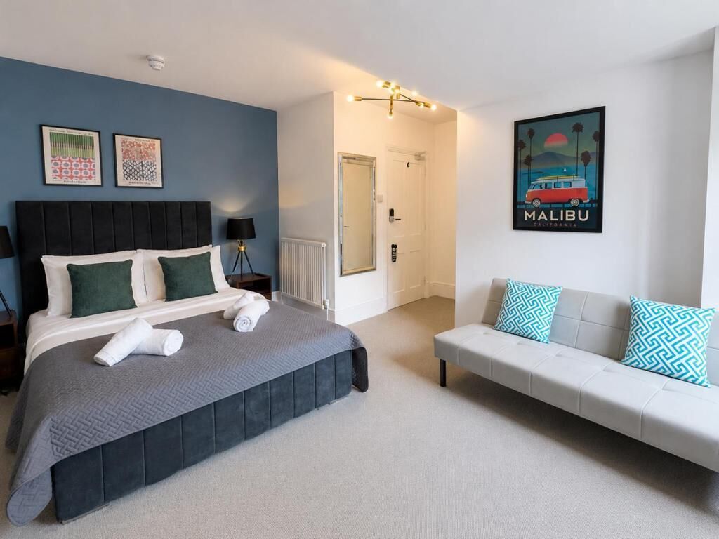 Family Room | Desk, iron/ironing board, WiFi (free)