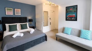 Family Room | Desk, iron/ironing board, WiFi (free)