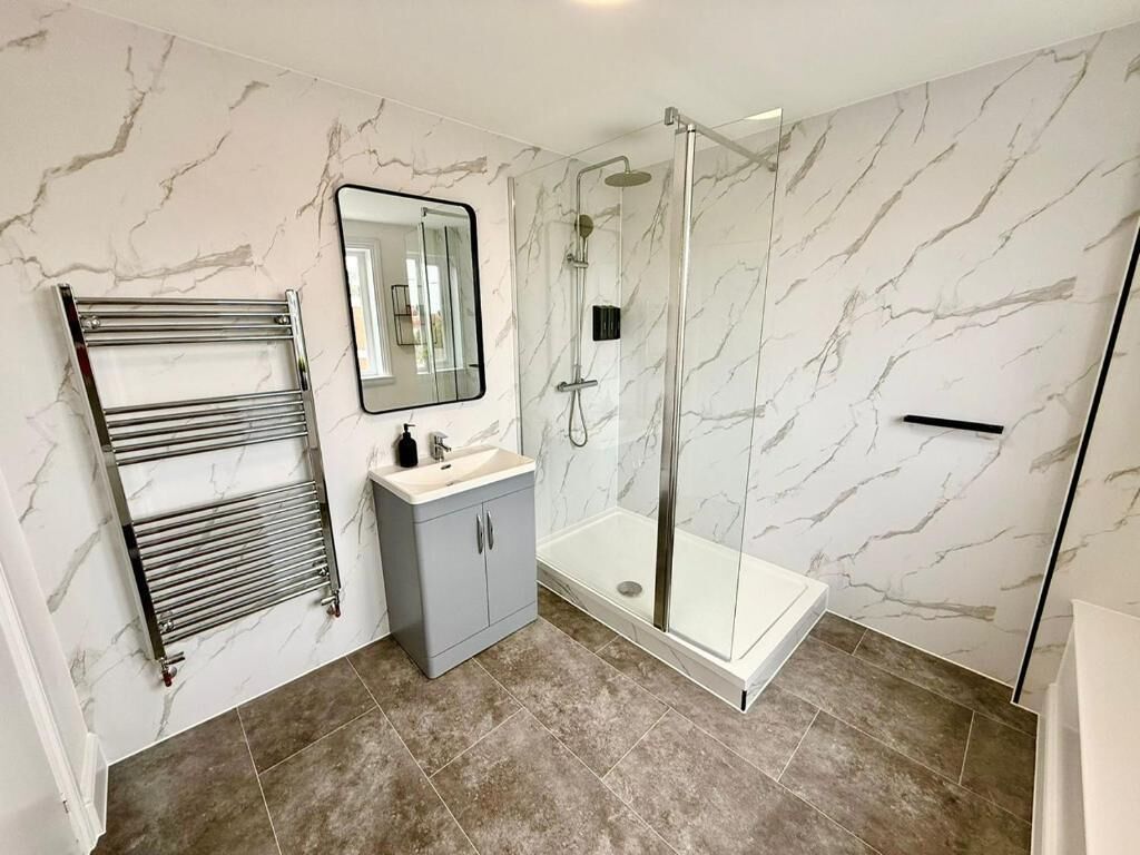 Habitación doble superior | Baño | Amenidades de baño gratuitas, toallas, jabón, shampoo 