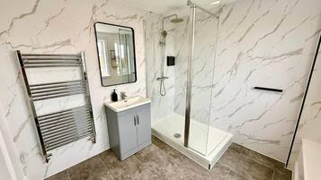 Habitación doble superior | Baño | Amenidades de baño gratuitas, toallas, jabón, shampoo