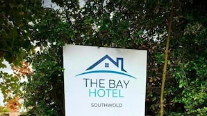 A sign for The Bay Hotel Southwold, indicating a private car park. - The Bay Apart-Hotel (Southwold)