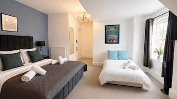 Family Room | Desk, iron/ironing board, WiFi (free)