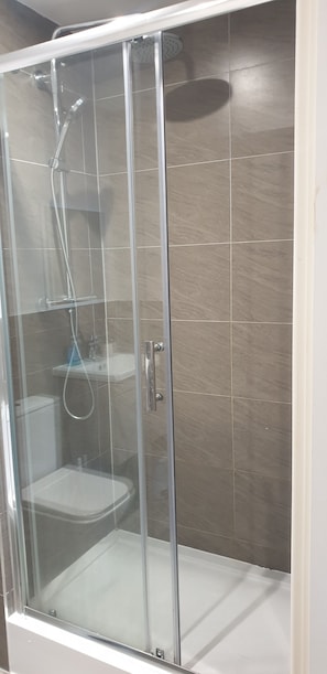 Hair dryer, towels, soap, toilet paper - Modern 2 Bedroom Apartment /Mancehster city Centre/ Sleeps 5. (Manchester)