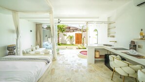 Une chambre à coucher moderne, équipée d’un lit, d’un bureau et d’une salle de bain.