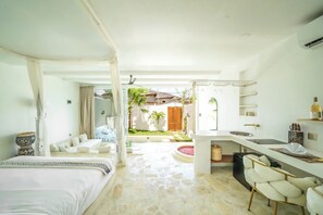 Ein modernes Schlafzimmer mit Bett, Schreibtisch und Bad.